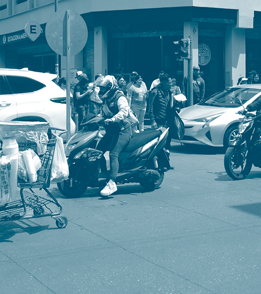 Carrito de súper, motos y personas compartiendo espacio
