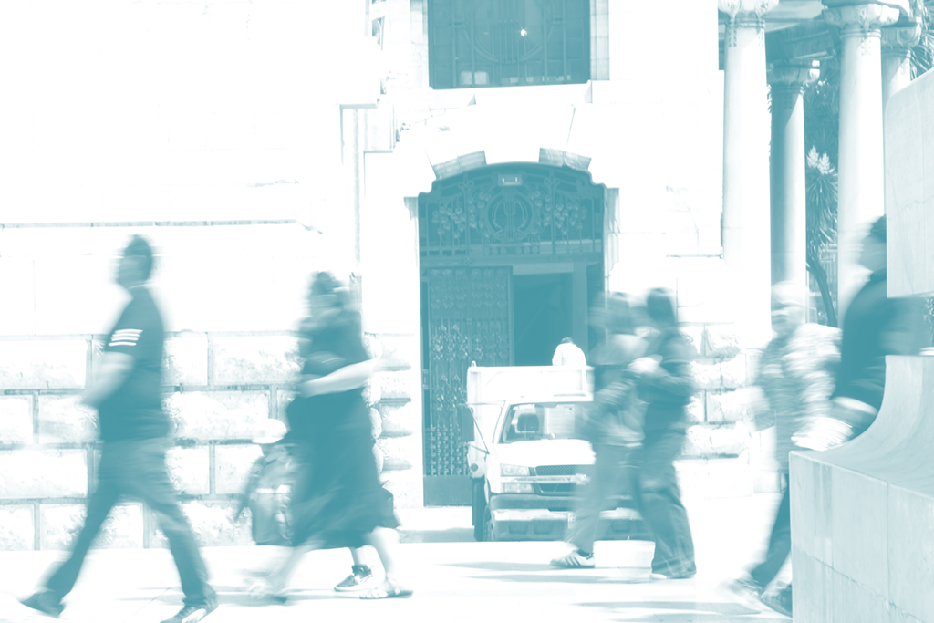 Cruce con movimiento intenso en Centro Histórico