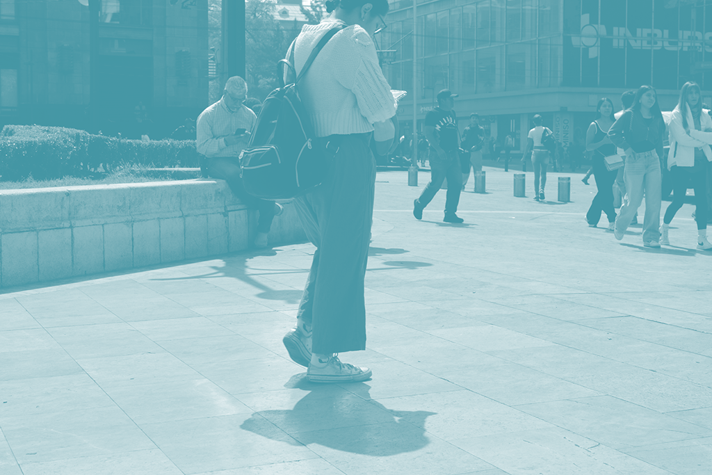 Diversidad de personas caminando en Centro Histórico