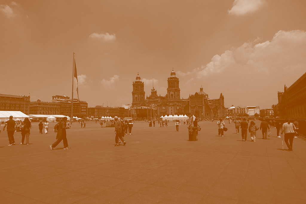 Zócalo con personas dispersas