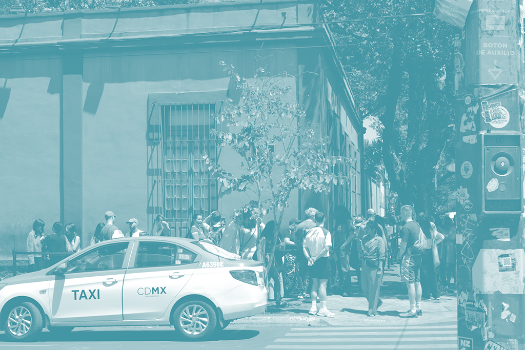 Fila de gente frente a museo en Coyoacán