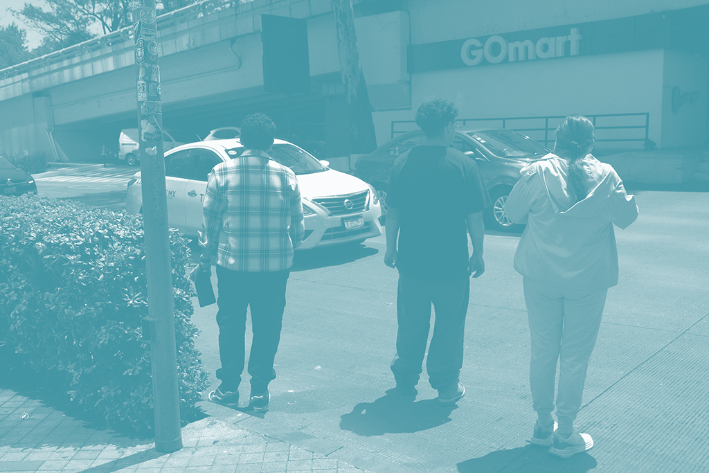 Personas esperando en un cruce de Del Valle
