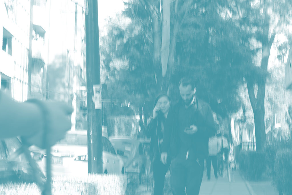 Peatón usando celular en Del Valle