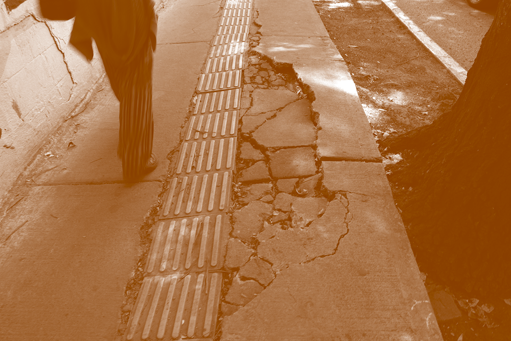 Piso táctil roto en Del Valle