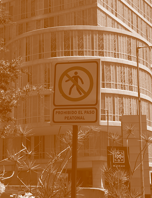Paso prohibido frente a plaza en Del Valle