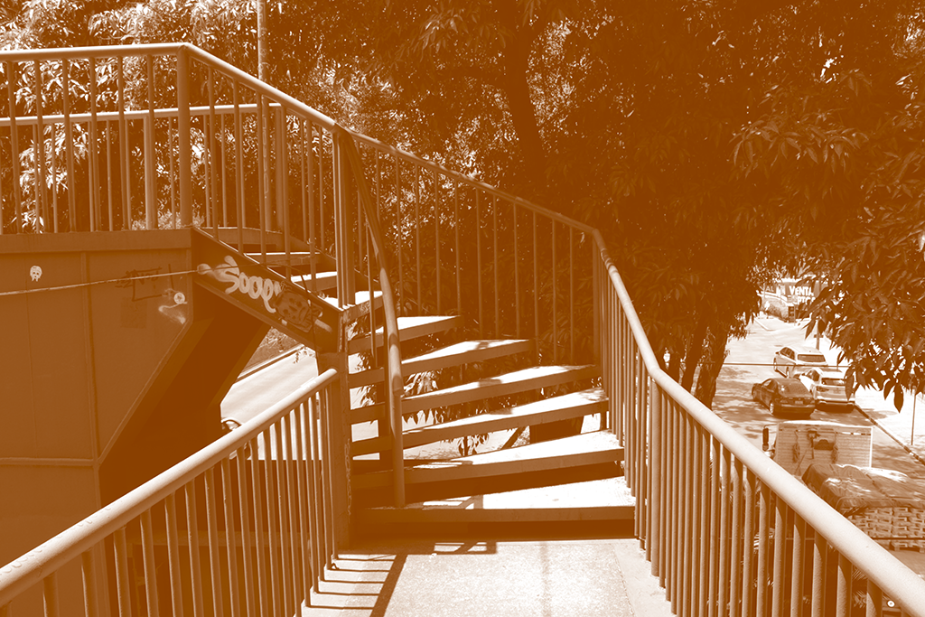 Puente peatonal con recorrido complejo de escaleras