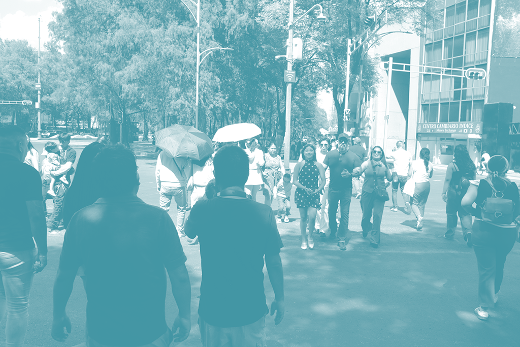 Personas cruzando en Reforma