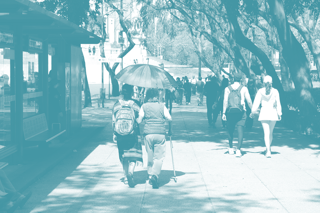Personas caminando en pares en Reforma