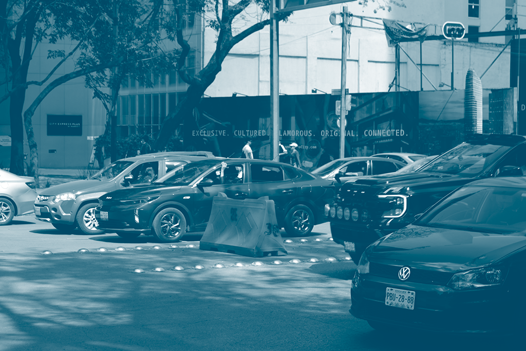 Objeto abandonado a media calle en Reforma
